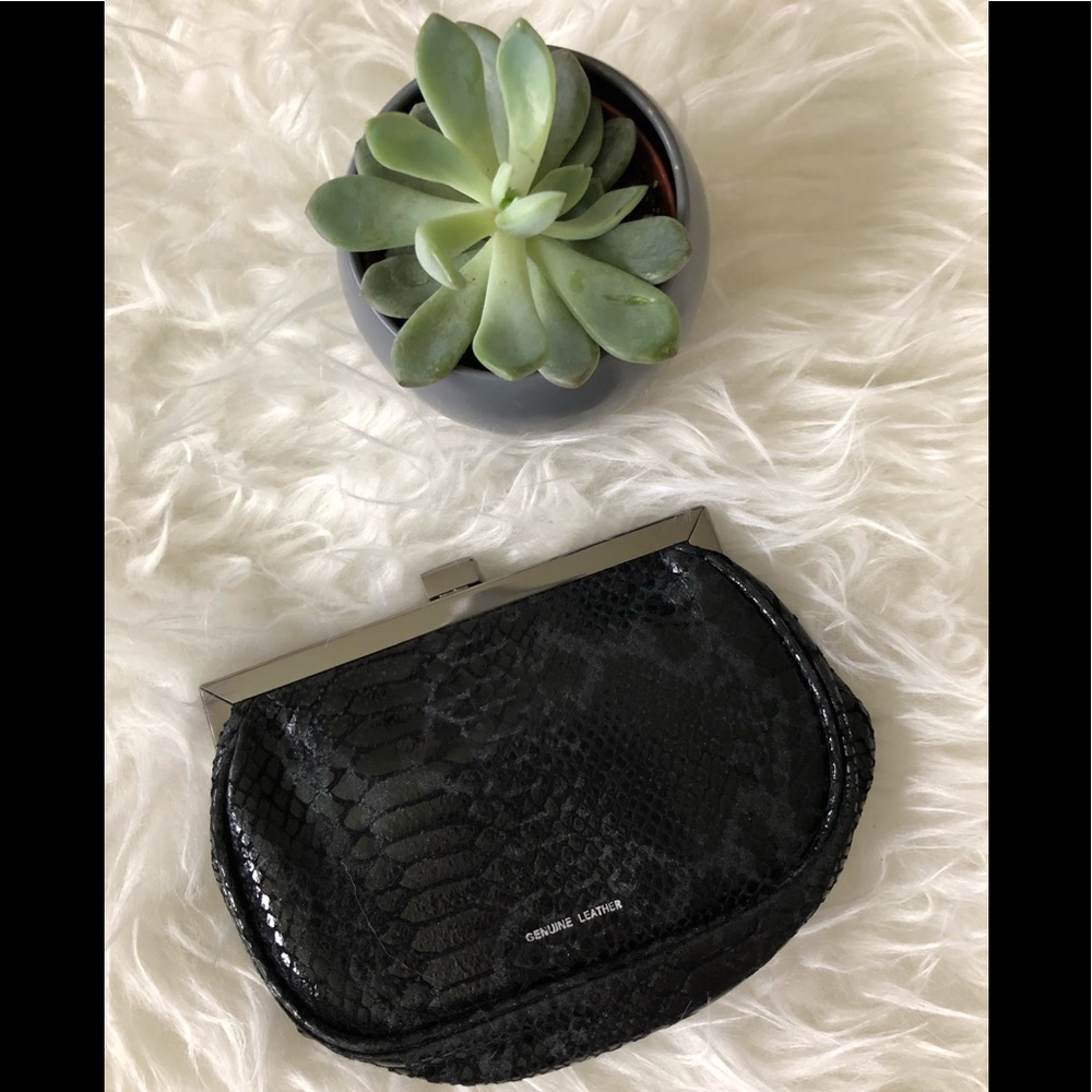 🛑 KENNETH COLE CLUTCH - Picture 2 of 5
